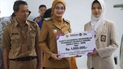 Mbak Wali Serahkan Bantuan Pendidikan, Pastikan Tak Ada Anak Kota Kediri Tertinggal