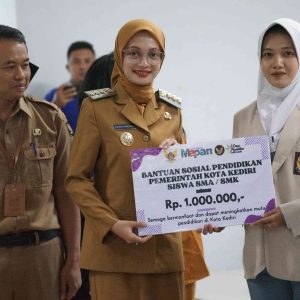 Mbak Wali Serahkan Bantuan Pendidikan, Pastikan Tak Ada Anak Kota Kediri Tertinggal