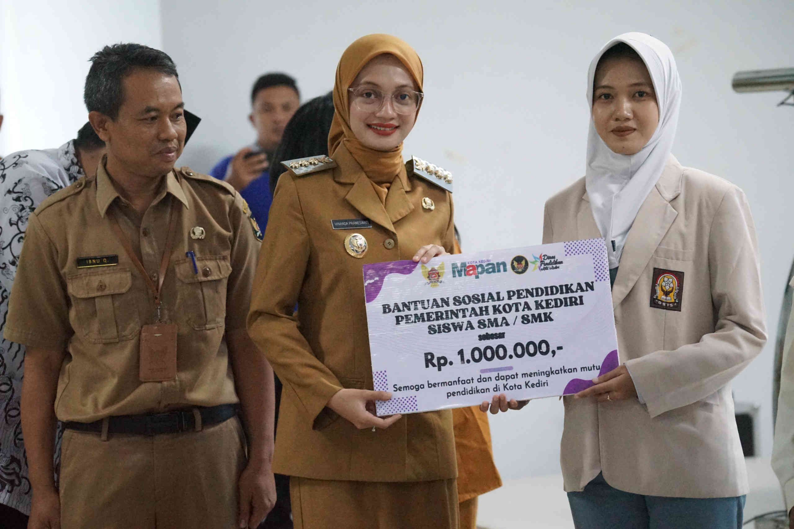 Mbak Wali Serahkan Bantuan Pendidikan, Pastikan Tak Ada Anak Kota Kediri Tertinggal