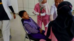 Santri Ponpes Wali Barokah Kediri Dapat Perawatan Gigi dari Dokter Muda