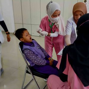 Santri Ponpes Wali Barokah Kediri Dapat Perawatan Gigi dari Dokter Muda