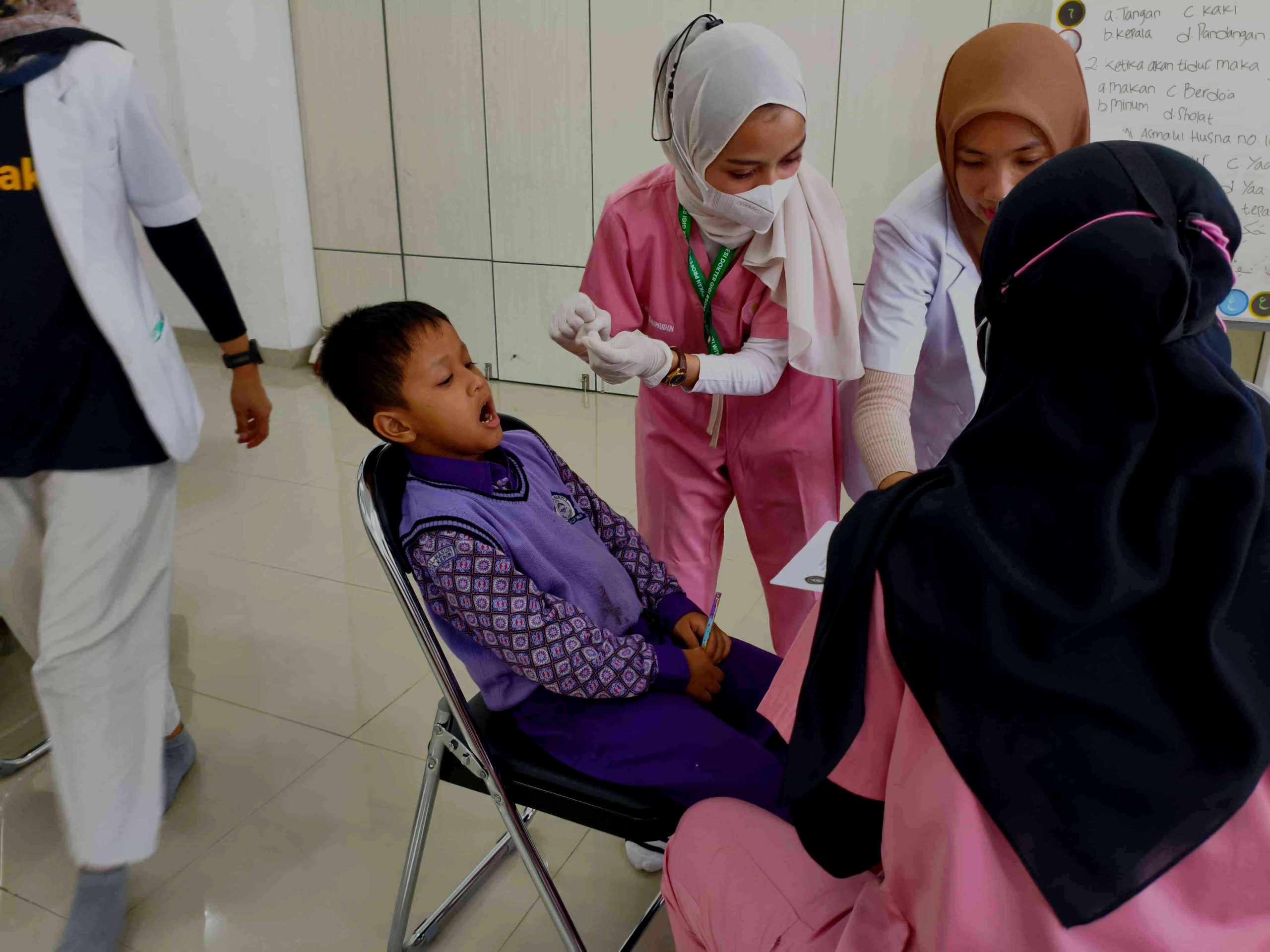Santri Ponpes Wali Barokah Kediri Dapat Perawatan Gigi dari Dokter Muda