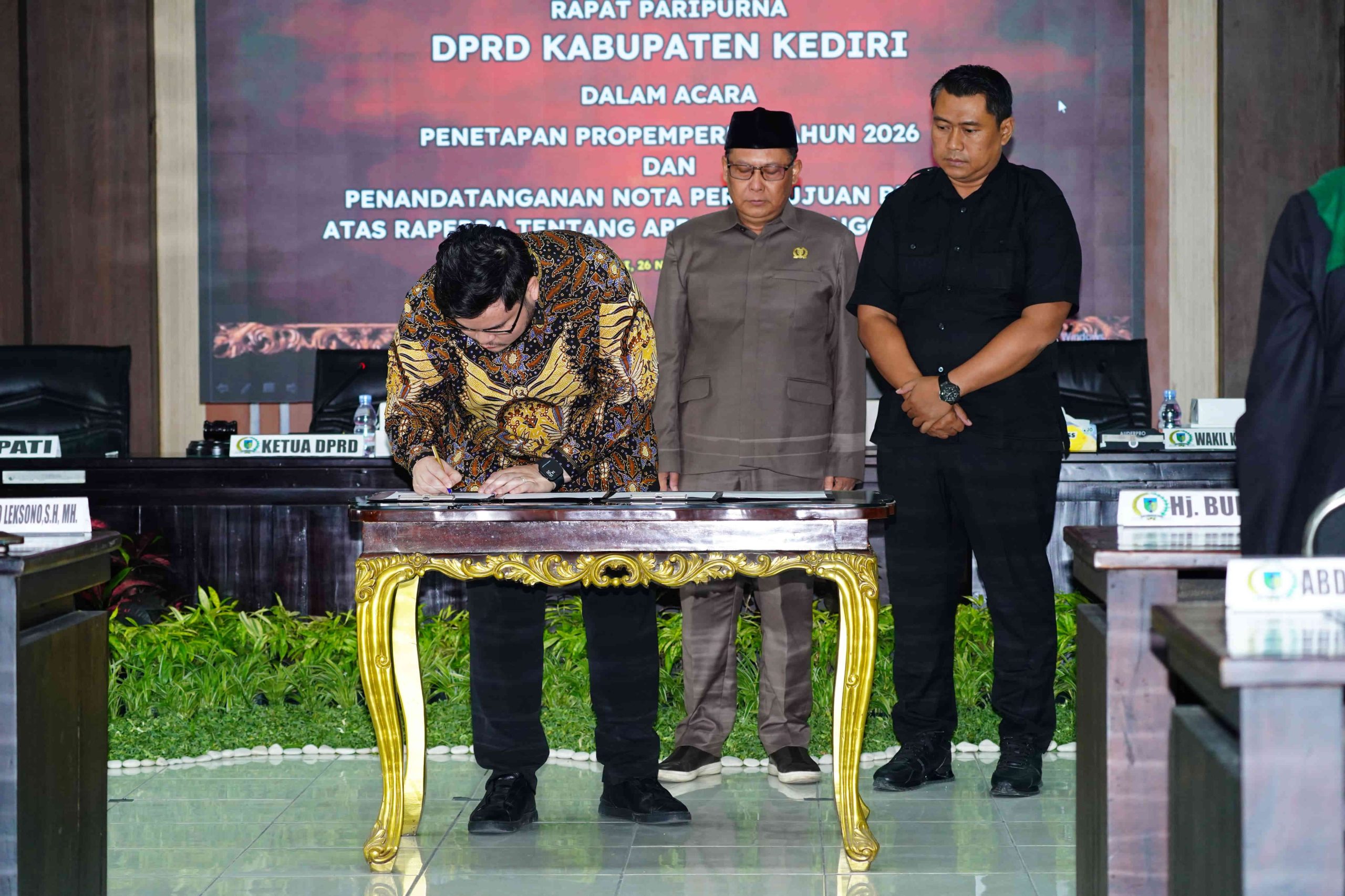 DPRD dan Bupati Kediri Tandatangani Persetujuan Raperda APBD 2026