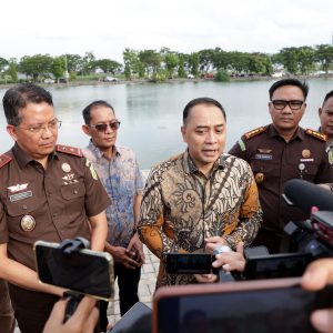 Kejati Serahkan Aset Waduk Depan Kampus UNESA ke Pemkot Surabaya