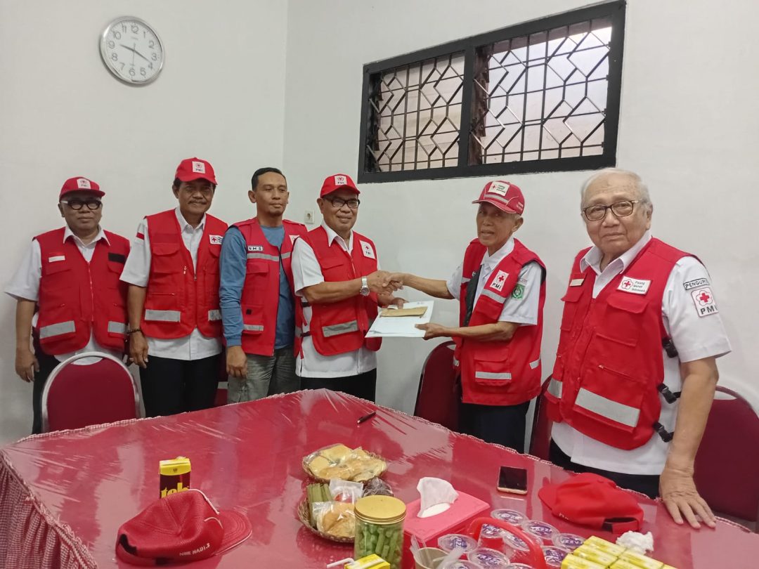 PMI Jatim Beri Support Relawan, Keperluan Logistik DU di Oro-oro Ombo Pronojiwo Mencukupi