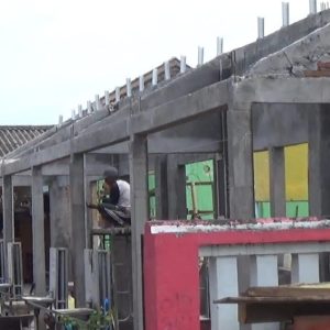Ditengarai Tak Sesuai Spesifikasi, Atap Bangunan SDN Karangduren 01 Jember Dibongkar