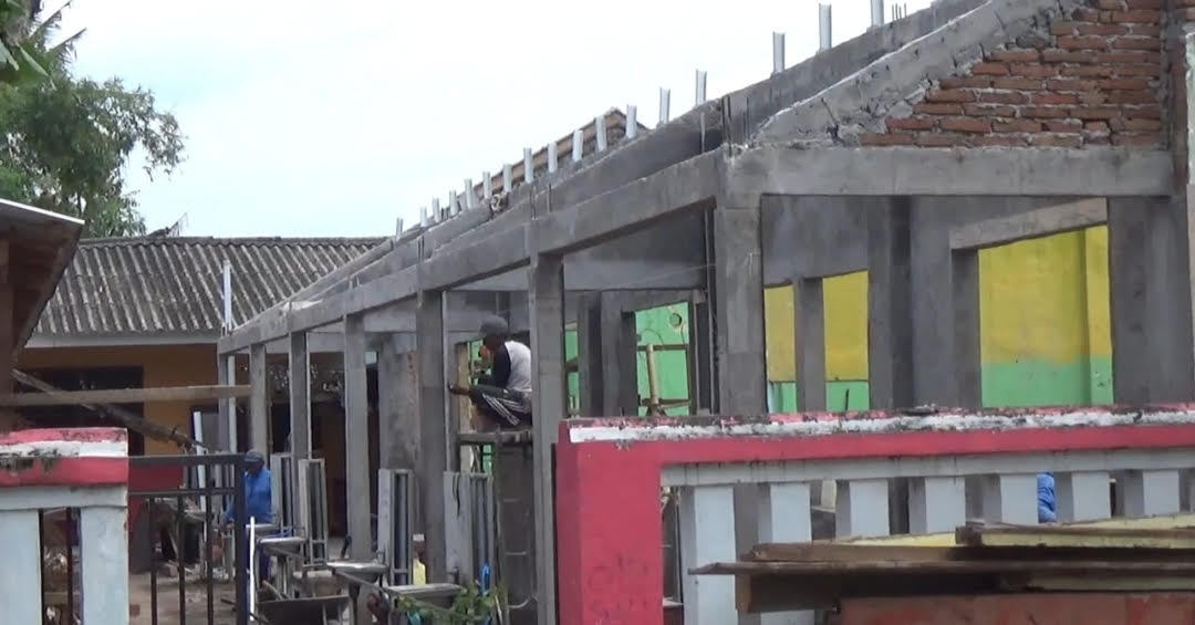Ditengarai Tak Sesuai Spesifikasi, Atap Bangunan SDN Karangduren 01 Jember Dibongkar