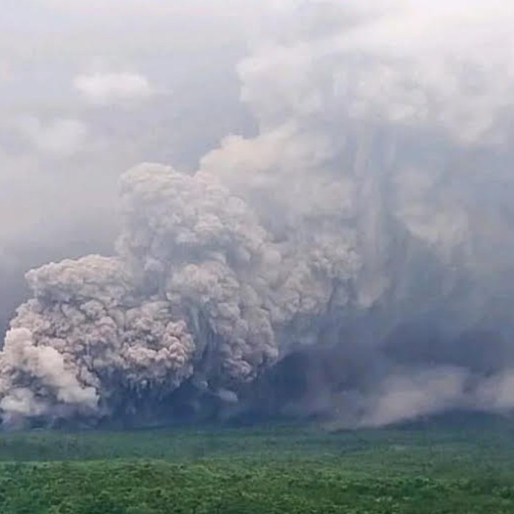 Awas ! Gunung Semeru Erupsi Disertai Luncuran Awan Panas Sejauh 7 kilometer