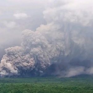 Awas ! Gunung Semeru Erupsi Disertai Luncuran Awan Panas Sejauh 7 kilometer