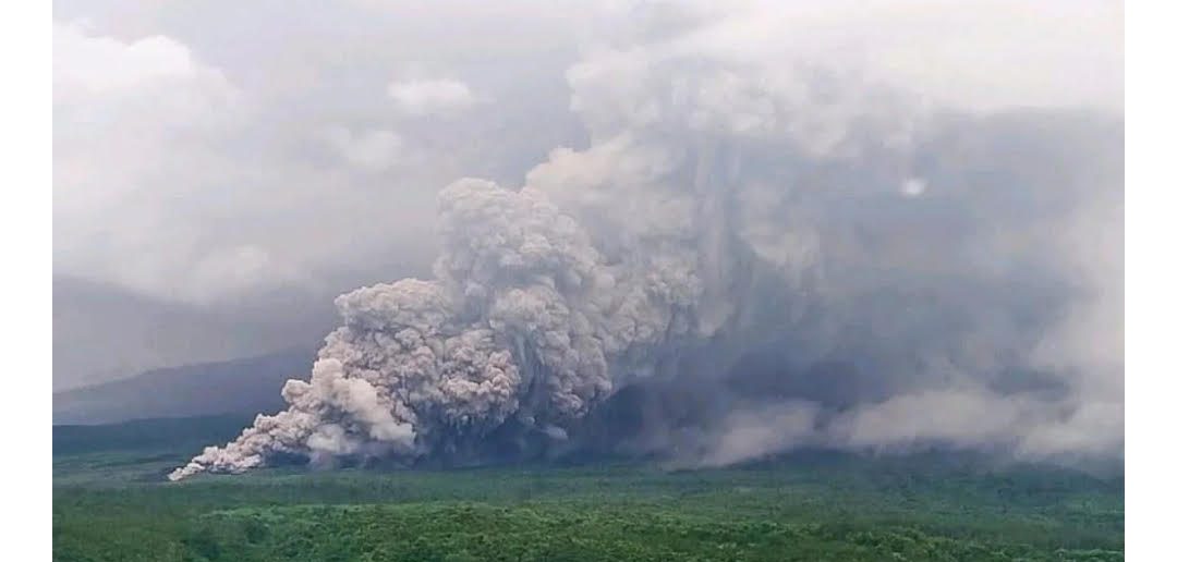 Awas ! Gunung Semeru Erupsi Disertai Luncuran Awan Panas Sejauh 7 kilometer