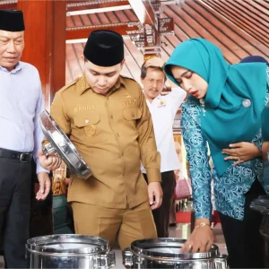 Pemkab Mojokerto Serahkan Ratusan Bantuan Peralatan Produksi Bagi Pelaku Usaha Mikro