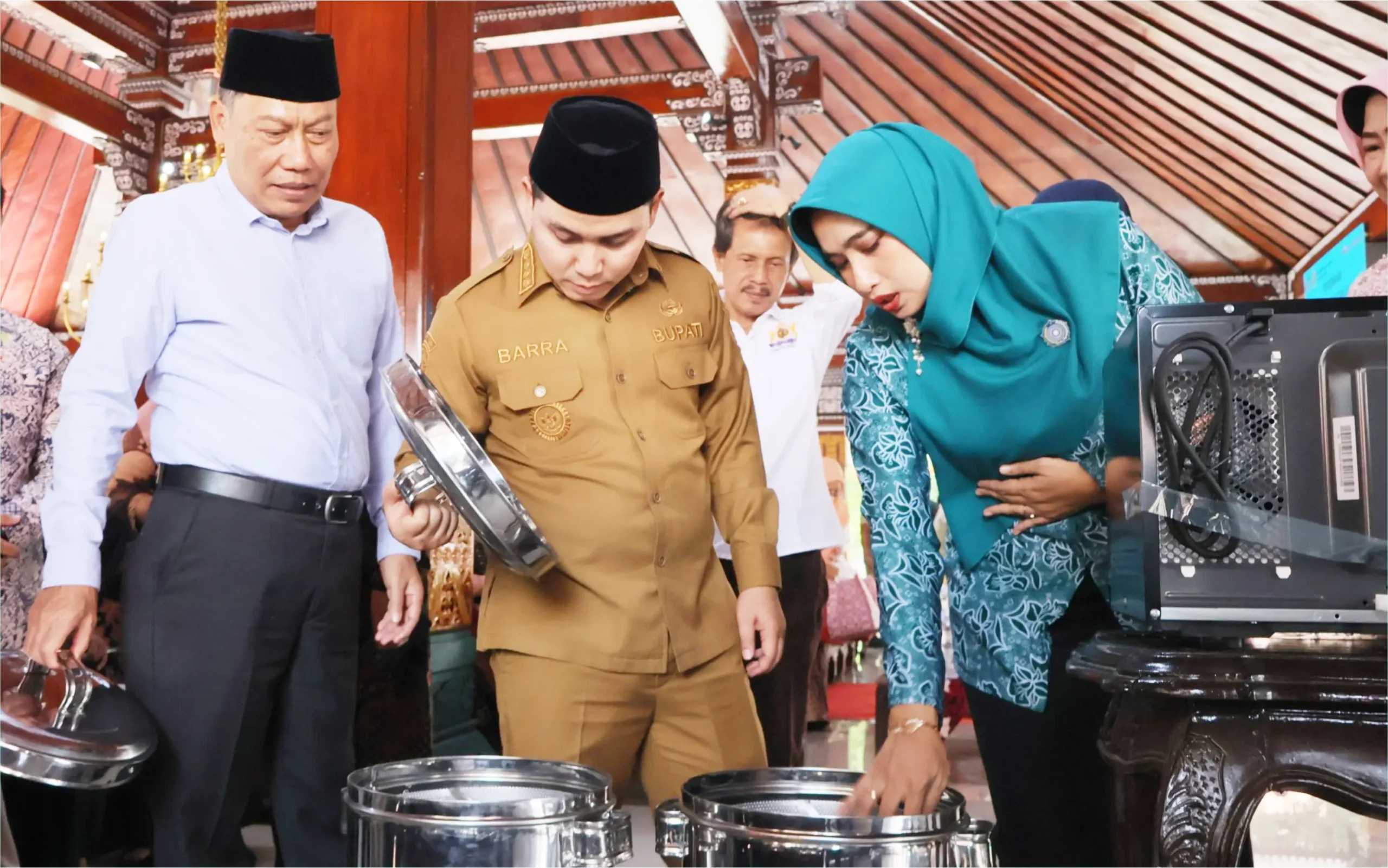 Pemkab Mojokerto Serahkan Ratusan Bantuan Peralatan Produksi Bagi Pelaku Usaha Mikro