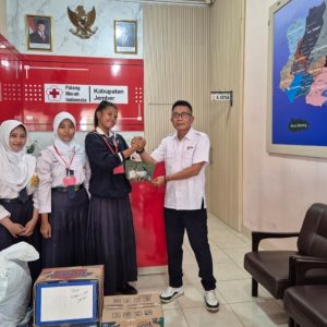 PMR Madya SMPN 1 Jember Serahkan Bantuan Sembako dan Uang Tunai untuk Korban Bencana Sumatera
