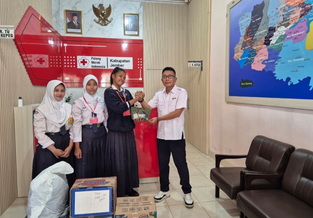 PMR Madya SMPN 1 Jember Serahkan Bantuan Sembako dan Uang Tunai untuk Korban Bencana Sumatera