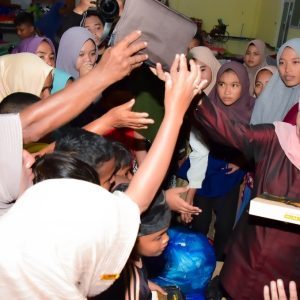 Temui Pengungsi Pidie Jaya Aceh, Gubernur Khofifah Salurkan Bantuan Masyarakat Jatim