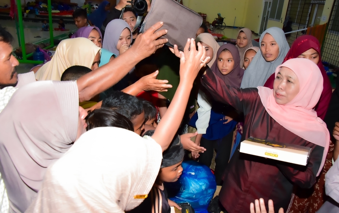 Temui Pengungsi Pidie Jaya Aceh, Gubernur Khofifah Salurkan Bantuan Masyarakat Jatim