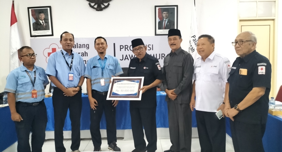 PMI Jatim Terima Donasi Rp50juta dari Tjiwi Kimia Sidoarjo untuk Bencana Aceh dan Sumatra