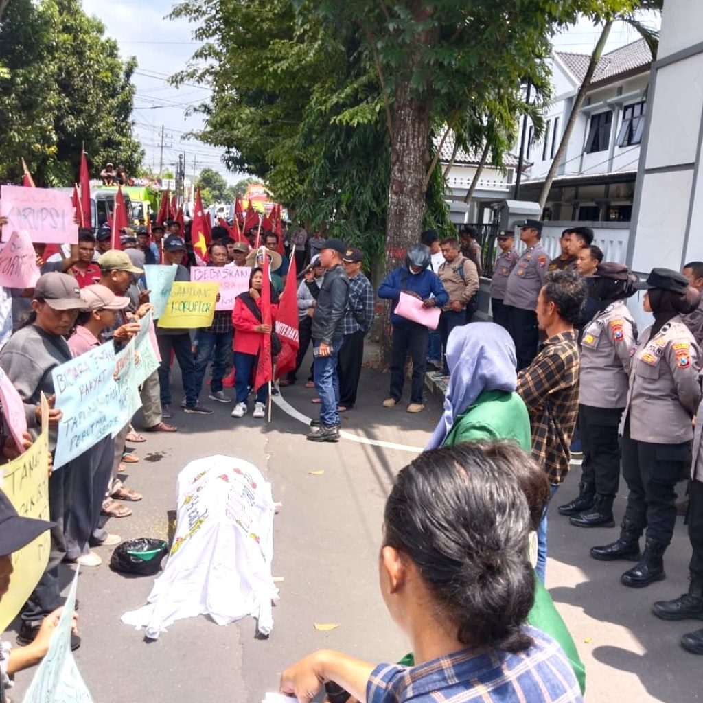 Bawa Keranda Mayat sebagai Simbol Matinya Penindakan Korupsi, AMPERA Blitar Gelar Aksi Hakordia