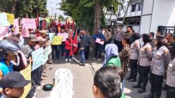 Bawa Keranda Mayat sebagai Simbol Matinya Penindakan Korupsi, AMPERA Blitar Gelar Aksi Hakordia Bawa Keranda Mayat sebagai Simbol Matinya Penindakan Korupsi, AMPERA Blitar Gelar Aksi Hakordia