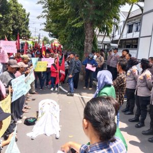 Bawa Keranda Mayat sebagai Simbol Matinya Penindakan Korupsi, AMPERA Blitar Gelar Aksi Hakordia