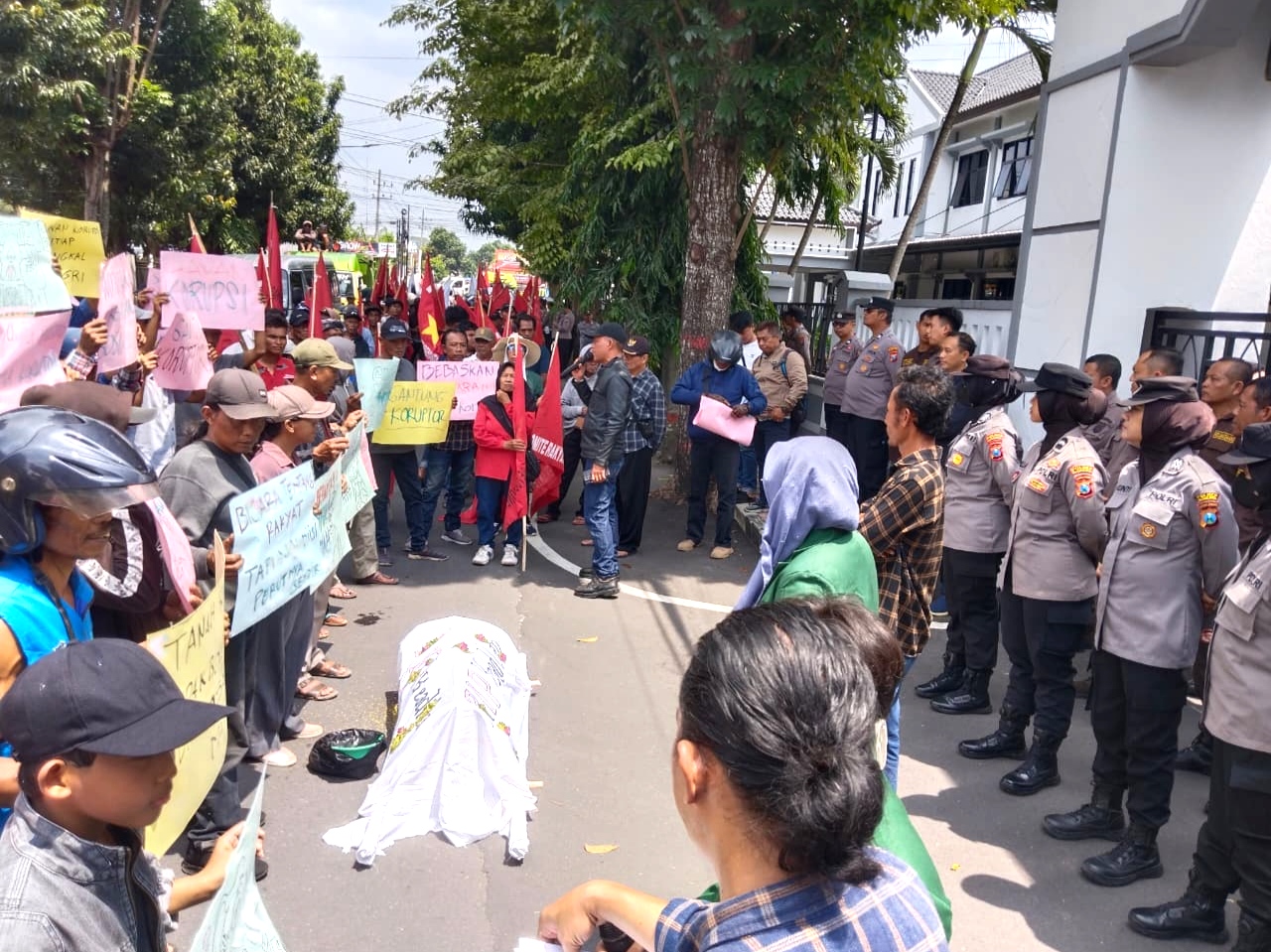 Bawa Keranda Mayat sebagai Simbol Matinya Penindakan Korupsi, AMPERA Blitar Gelar Aksi Hakordia