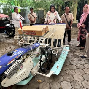 Bantuan Alsintan untuk Tingkatkan Produktivitas Petani di Serahlan Langsung Oleh Wabup Sidoarjo