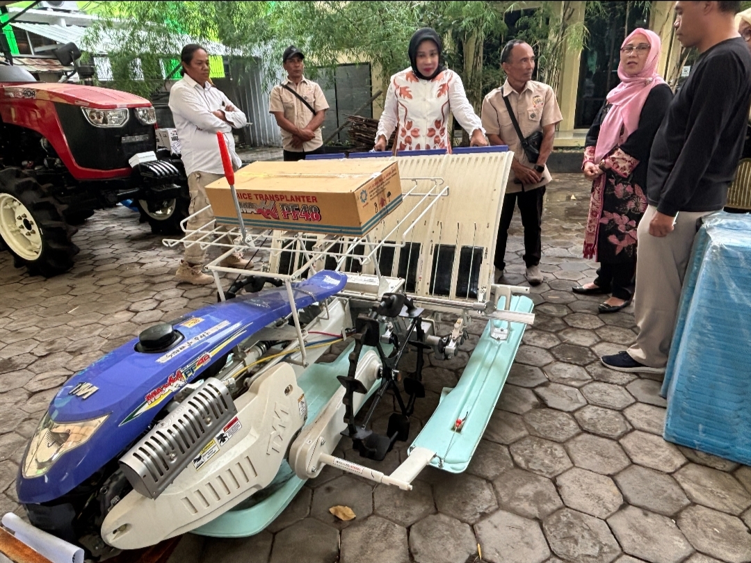 Bantuan Alsintan untuk Tingkatkan Produktivitas Petani di Serahlan Langsung Oleh Wabup Sidoarjo