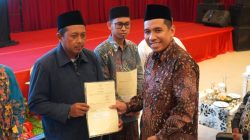 Kepala Kantor ATR/ BPN Jember Bersama DPR-RI Komisi II Serahkan Sertifikat Tanah Wakaf Masjid dan Madrasah