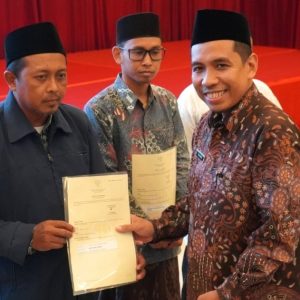 Kepala Kantor ATR/ BPN Jember Bersama DPR-RI Komisi II Serahkan Sertifikat Tanah Wakaf Masjid dan Madrasah