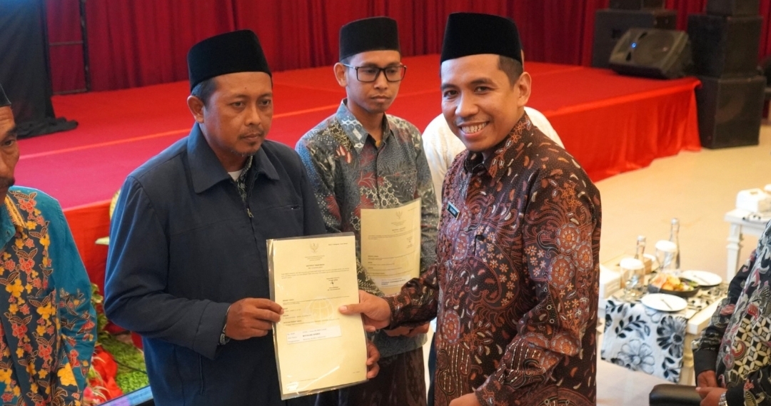 Kepala Kantor ATR/ BPN Jember Bersama DPR-RI Komisi II Serahkan Sertifikat Tanah Wakaf Masjid dan Madrasah