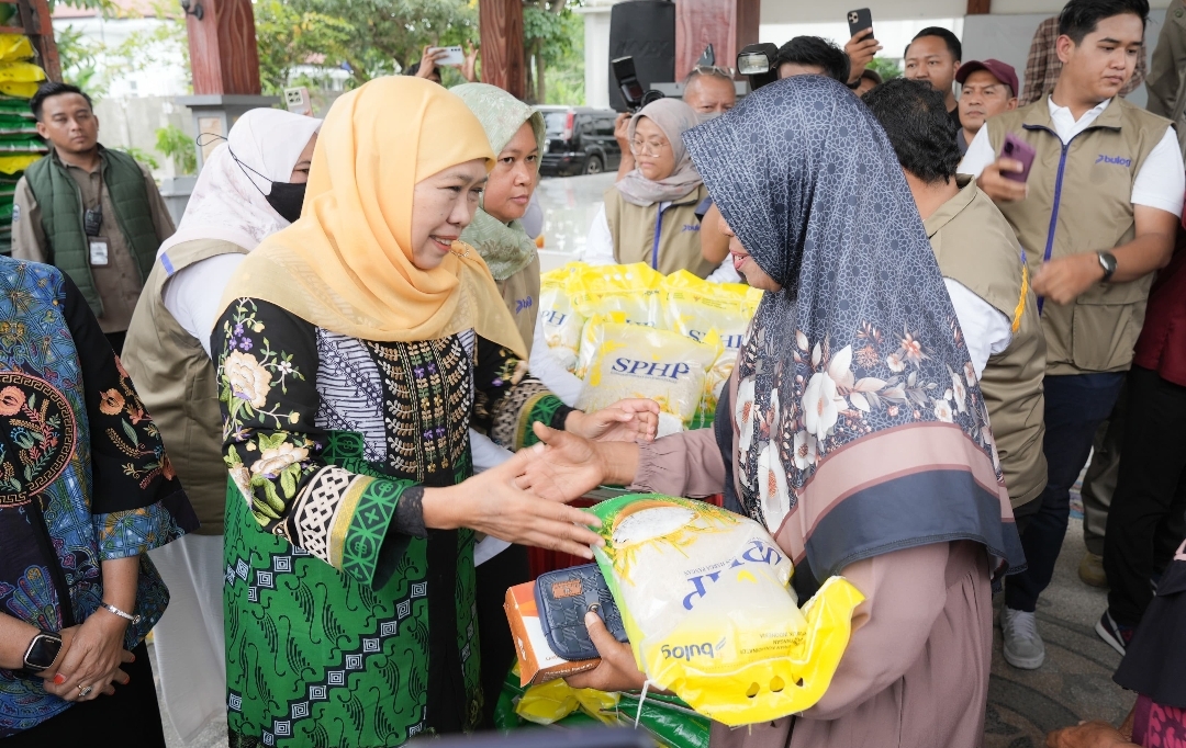 Tekan Lonjakan Kebutuhan Pokok Jelang Nataru, Pemprov Jatim Gelar Pasar Murah ke 300 di Desa Kapas Bojonegoro