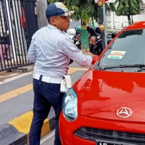 Dinas Perhubungan Kota Madiuan Tertibkan Parkir Liar di Jalan Dr Sutomo