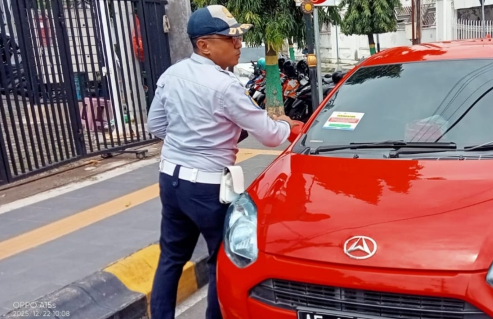 Dinas Perhubungan Kota Madiuan Tertibkan Parkir Liar di Jalan Dr Sutomo