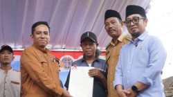 Legalisasi Aset Rakyat, BPN Jember Serahkan Sertifikat TORA Kepada Masyarakat Desa Tugusari