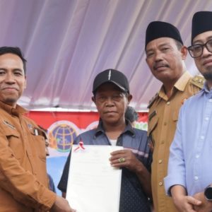 Legalisasi Aset Rakyat, BPN Jember Serahkan Sertifikat TORA Kepada Masyarakat Desa Tugusari