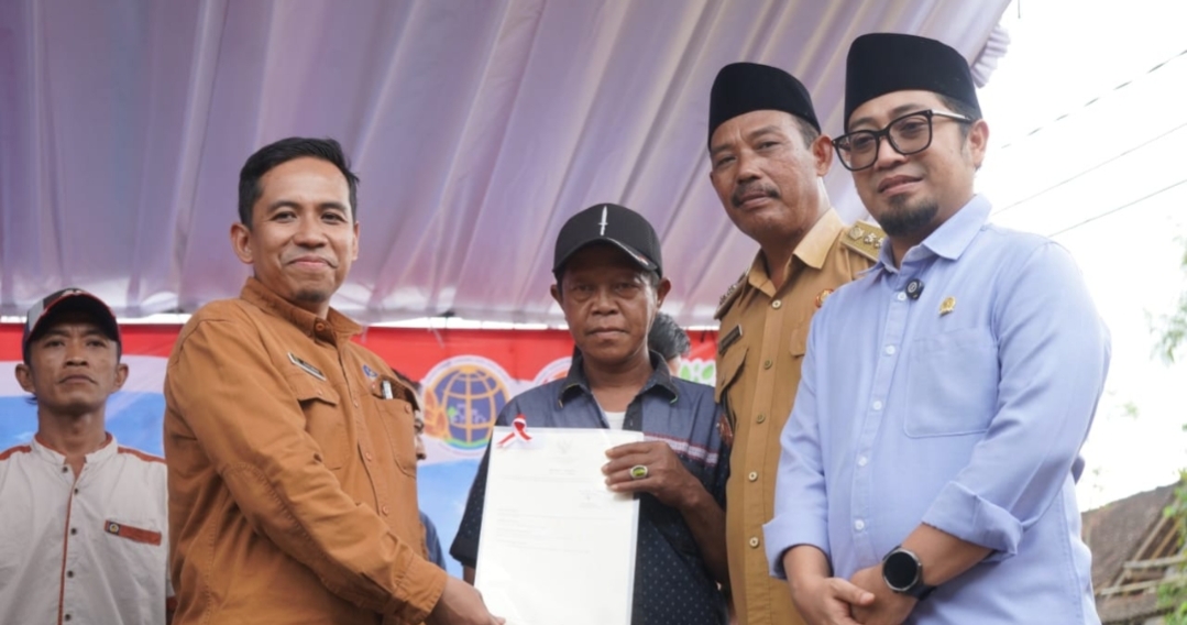 Legalisasi Aset Rakyat, BPN Jember Serahkan Sertifikat TORA Kepada Masyarakat Desa Tugusari