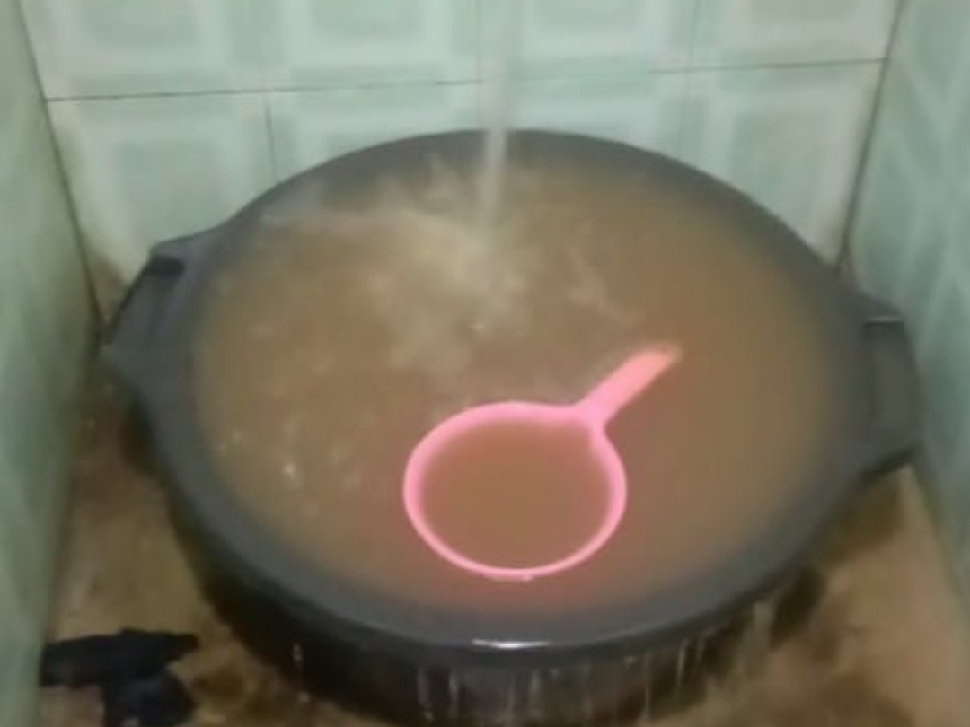 Seminggu Pasca Banjir Sumur Warga Masih Keruh ,BPBD Jember di Anggap Lamban 