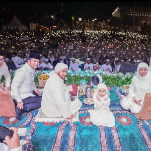 Ribuan Masyarakat Larut dalam Bershalawat dan Doa, Khofifah Ajak Masyarakat Penuh Syukur