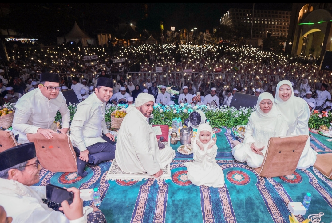 Ribuan Masyarakat Larut dalam Bershalawat dan Doa, Khofifah Ajak Masyarakat Penuh Syukur