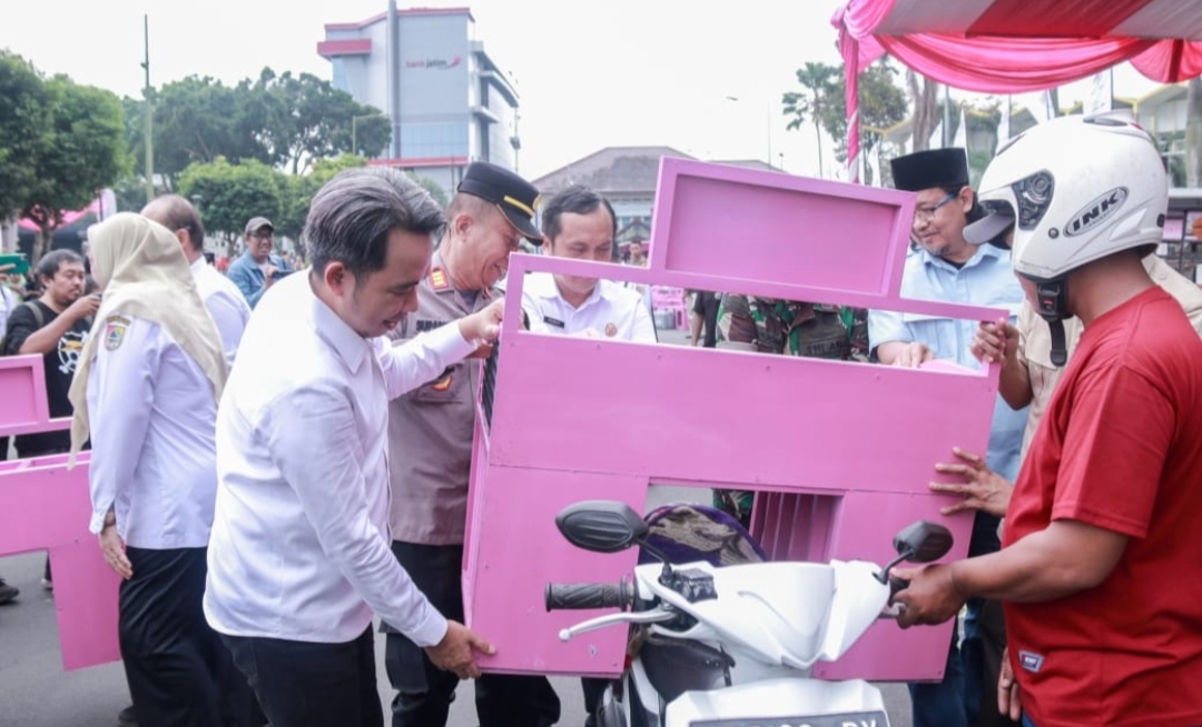 Kuatkan Ekonomi Kerakyatan Bupati Fawaid Launching Program Gerobak dan Rombong Cinta