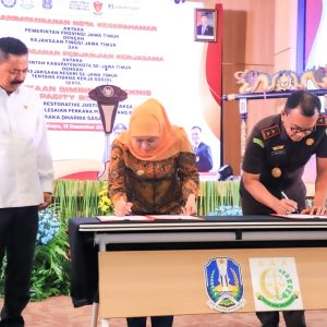 Pemprov Jatim dan Kejati Teken MoU Tentang Pidana Kerja Sosial 