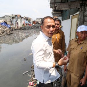 Sidak Normalisasi Sungai Kalianak, Wali Kota Eri Apresiasi Warga Pemilik Rumah