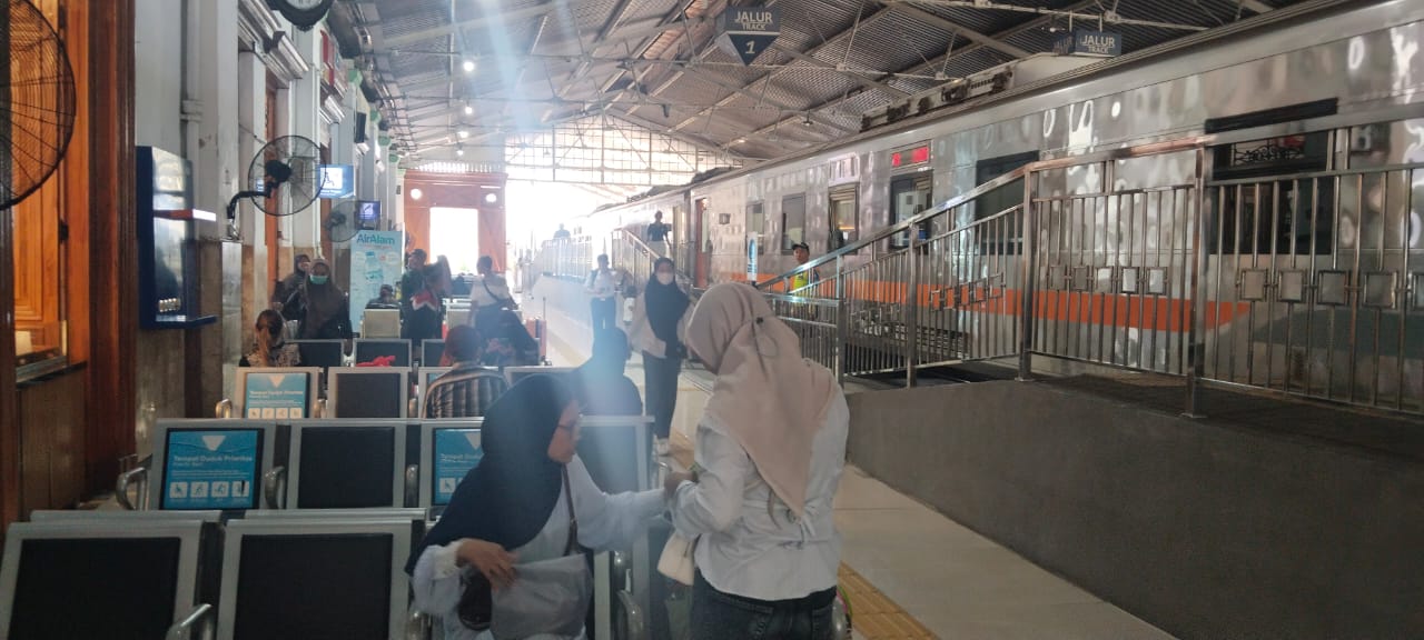 Menjelang Nataru, Stasiun Sidoarjo Dipadati Ribuan Penumpang