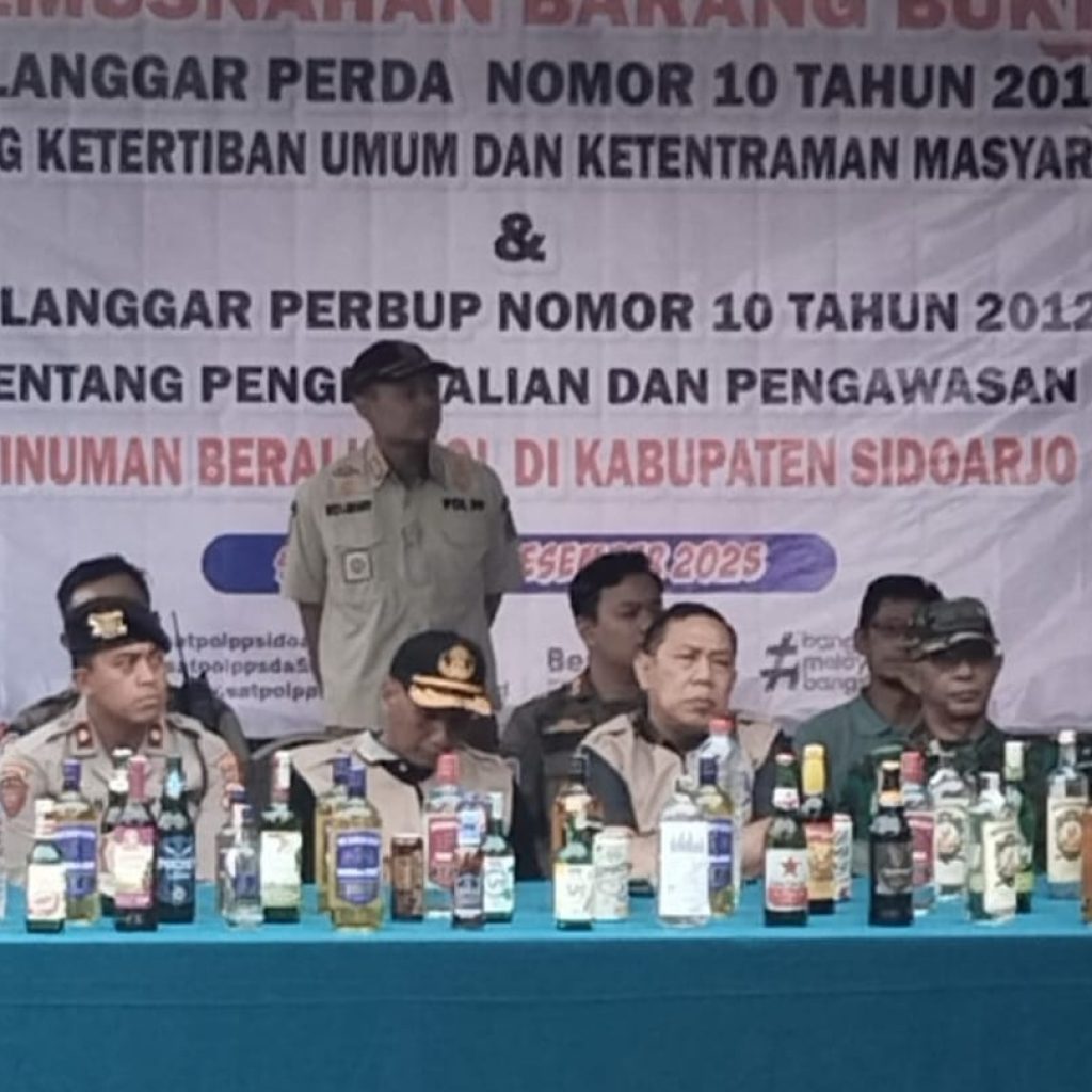 Satpol PP Sidoarjo Menghancurkan 1.407 Botol Minuman Memabukan Guna Menjaga Ketertiban dan Kenyamanan Masyarakat