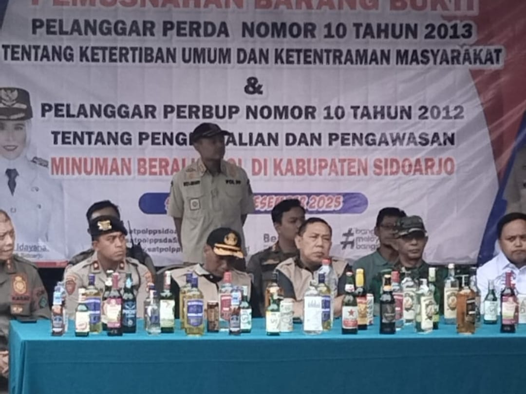 Satpol PP Sidoarjo Menghancurkan 1.407 Botol Minuman Memabukan Guna Menjaga Ketertiban dan Kenyamanan Masyarakat