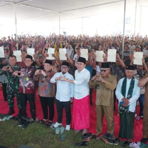 Kakanwil BPN Jatim/Jember, Bupati Fawaid dan DPR-RI Serahkan 1180 Sertifikat Redistribusi Tanah di Desa Mandiku