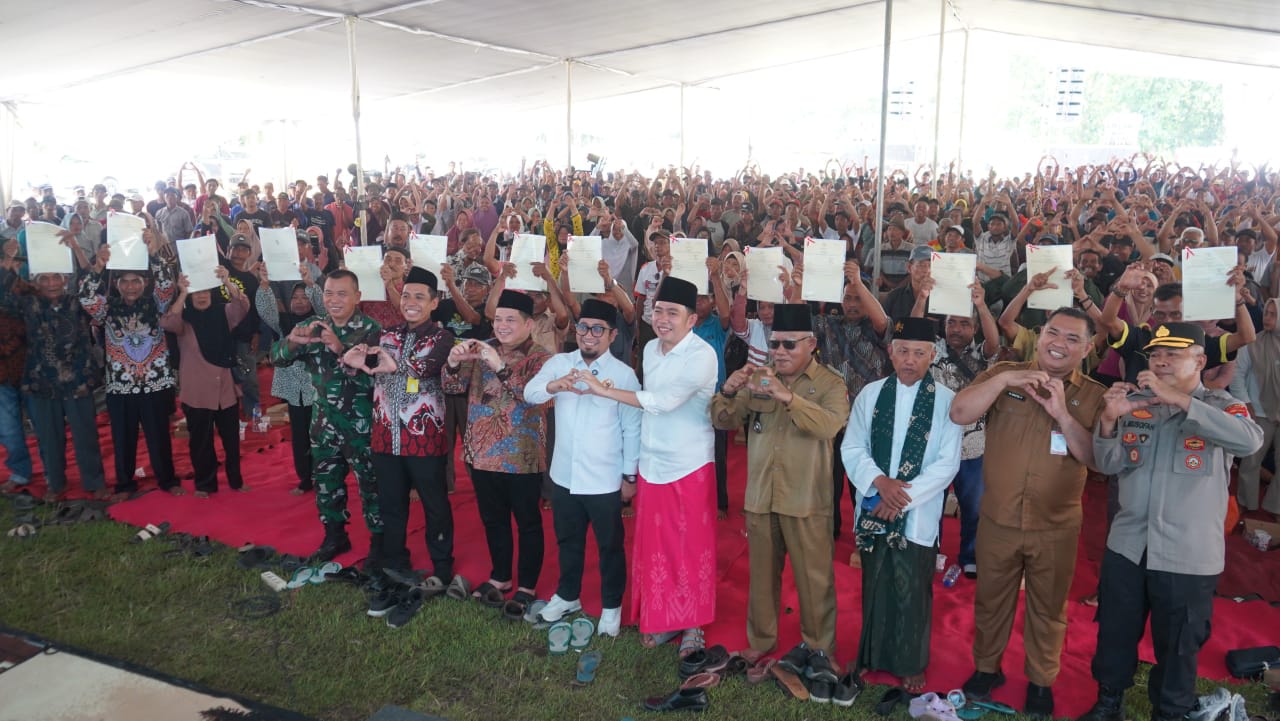 Kakanwil BPN Jatim/Jember, Bupati Fawaid dan DPR-RI Serahkan 1180 Sertifikat Redistribusi Tanah di Desa Mandiku