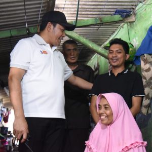 Peduli Warga Kurang Mampu, H. Subandi Tinjau Rumah Tak Layak Huni di Gedangan dan Waru