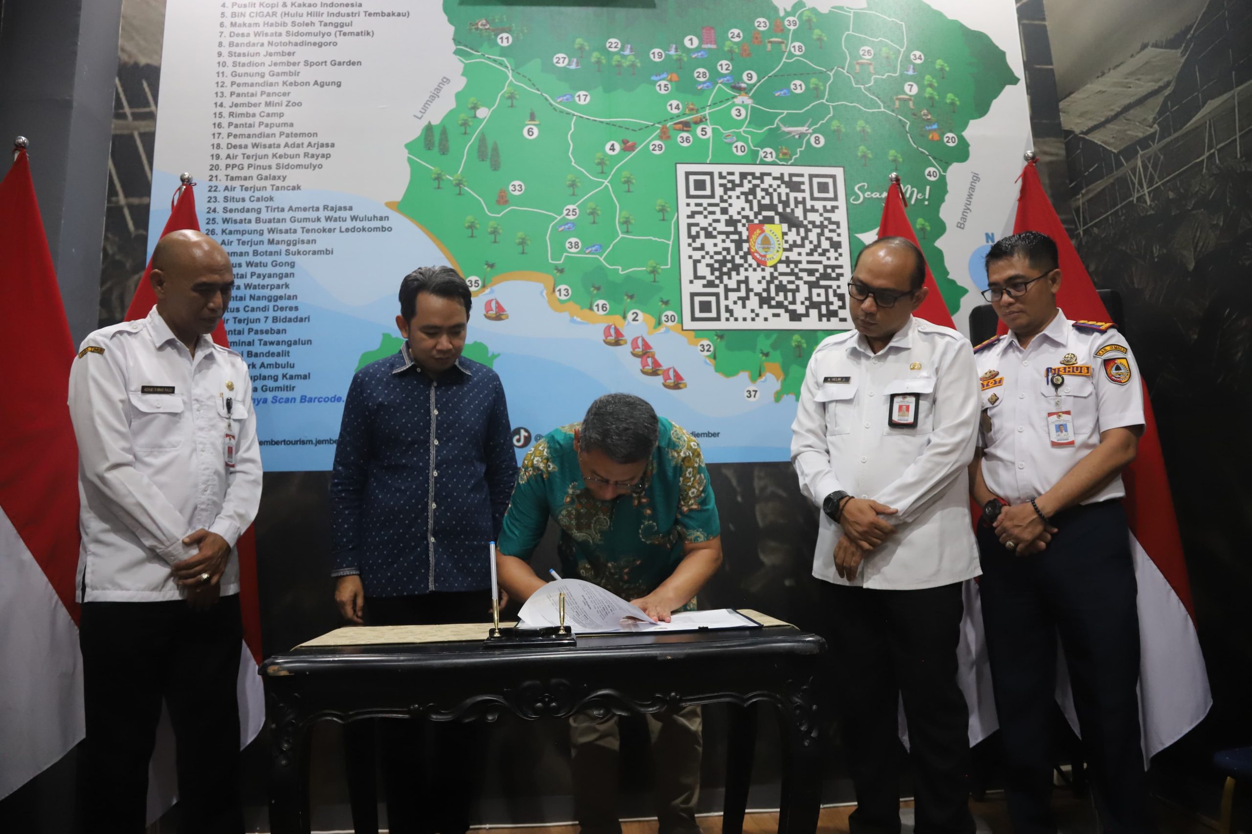 Hari Jadi Jember ke-97, Pemkab dan FlyJaya Perpanjang Kerja Sama Penerbangan Jember-Jakarta