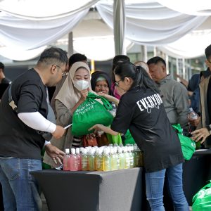 Warga Prasejahtera Surabaya Diguyur Ribuan Paket Sembako
